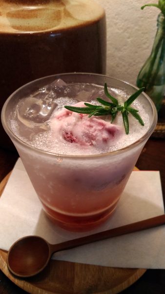 苺のクリームソーダ